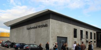 Kaj Schlie placerer jubilæumssten ved Fisketerminal Hirtshals