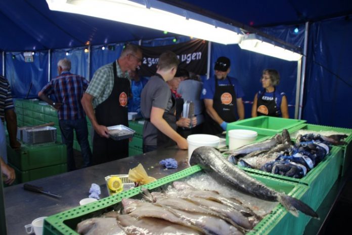 Fiskekokkeskole_Smagsprøver_HirtshalsFiskefestival2014_FlaskePosten_7