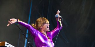 Louise Dubiel giver koncert på Jepsens Plads i Hirtshals