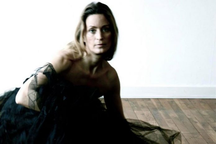Glahn_Alina_Galleri_Tornby_FlaskePosten__1_740x492