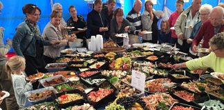 Imponerende fiskebuffet i Skibet på Den Grønne Plads
