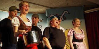 Tårnhøjt humør ved premieren på Hirtshals Revyen 2015