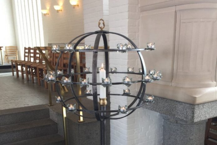 Lysglobe_Hirtshals_Kirke_FlaskePosten_1_740x493