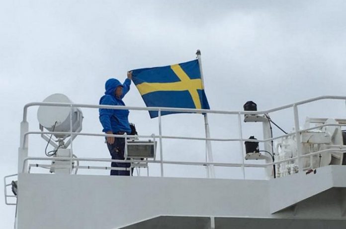 HG_62_Beinur_Svensk_Flag_FlaskePosten_1_740x491
