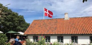 OPFORDRING: Flaget til tops lørdag ved folkefesten i Hirtshals