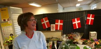Stafetten i Tornby leveret til uddeler Bente Meibom