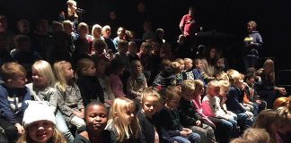 Elever fra Hirtshals Skole så forestilling på Vendsyssel Teater