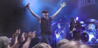 Brag af en koncert på Restaurant Tannishus med Back in Black