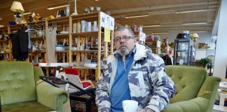 John sørger for nye varer hos Guld & Rod i Hjørring