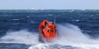 To personer har reddet sig i land ved Hirtshals Fyr