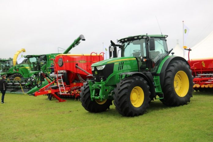 Maskinudstilling_Dyrskue_FlaskePosten_1_739x493