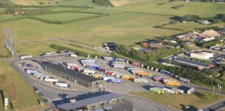 Ole Møgelmose placerer jubilæumssten ved Hirtshals Transport Center