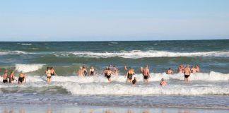 Festlig fællesbadning og fødselsdag på Husmoderstranden