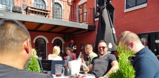 Lasse & Christine spiller på Zwei Grosses terrasse