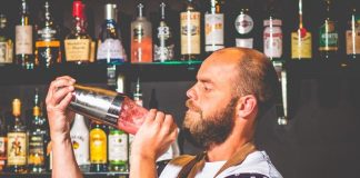 Jakob Nielsen serverer kuvertsmagning af gin på Mokka