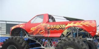 Monstertrucks giver den gas i Hirtshals