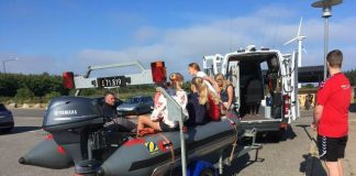 Svømmeskolen fik fredag besøg fra Hirtshals Redningsstation