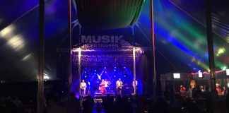 Mellem Os løftede lørdagen ved Musik Under Trappen