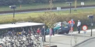 Øjeblikket: Gå ikke over sporet – der kommer bil