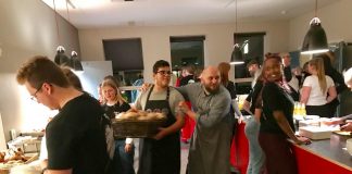 Højt humør og travlhed ved starten af horneHjælp