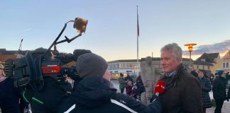 Claus Roden Jensen placerer jubilæumssten i Emmersbæk