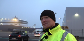 Karsten Høgh fylder færgerne med biler ved Hirtshals Havn