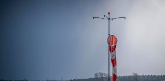 Vejrguderne drillede faldskærmsudspringeren