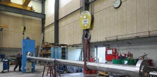 Margrete Læsøs propelaksel rettes op på Hirtshals Havn