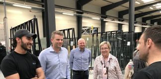Marianne Jelved så nordjysk skoleeksempel på vellykket integration hos Glaseksperten