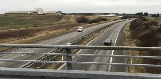 Politi leder efter ung gerningsmand efter stenkast fra bro over Hirtshalsmotorvejen