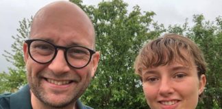 Nikoline griller sin far Rasmus Prehn på Naturmødet