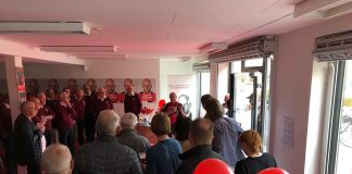 Fest, farver og forsoning ved åbning af valgbutik for Rasmus Prehn