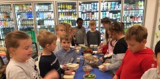 Naturmødet 2019: Skoleelever fra Hirtshals smurte sunde madpakker i SuperBrugsen