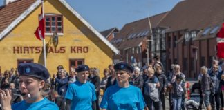 Formidabelt overflødighedshorn af munter musik ved folkefesten