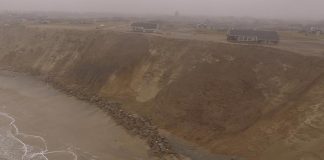 Fire personer tiltalt for ulovlig kystbeskyttelse med granitsten