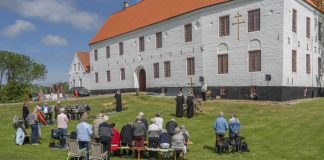 Pinsesolen dansede til fællesgudstjeneste ved Herregården Odden