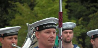 Søværnets Tamburkorps underholder ved folkefesten til 100 års byjubilæet i Hirtshals