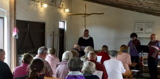 Gudstjeneste i dansk sommervejr ved Hirtshals Fyr