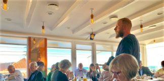 Klapsalver og ros til naturmødechef Jesper Lauritsen ved morgenmøde i Hirtshals