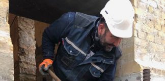 Murermesterens navn foreviget i beton ved Rubjerg Knude Fyr