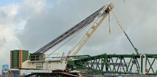 Kran til rejsning af vindmøller er ankommet til Hirtshals Havn