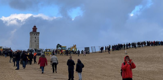 Folk strømmer til det nu roligt rullende Rubjerg Knude Fyr