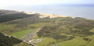 Hans Hunderup på vingerne over Rubjerg Knude Fyr