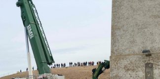 Sandet truer med at skride og trække fyret med ned på stranden