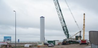 Vindmøllerne rejses i Hirtshals