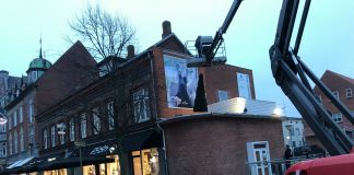 Ungdomsforeningen Nemizis har hængt julepynt op i Hjørring