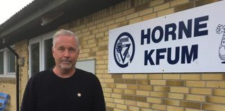 Niels Viberg placerer jubilæumssten ved Horne KFUM