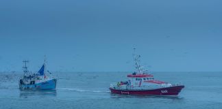 HG 398 Nitrime slæbt i havn af Margrethe Gaardbo