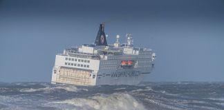 Norröna afventer lørdag bedre vejr ud for Hirtshals Havn