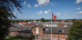 Sekretær og blæksprutte søges til Vrå Højskole